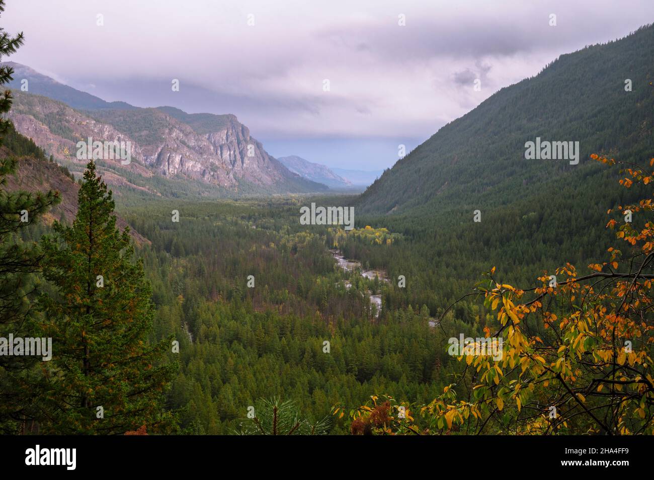 Vallée de Metow à l'automne avec des nuages Banque D'Images