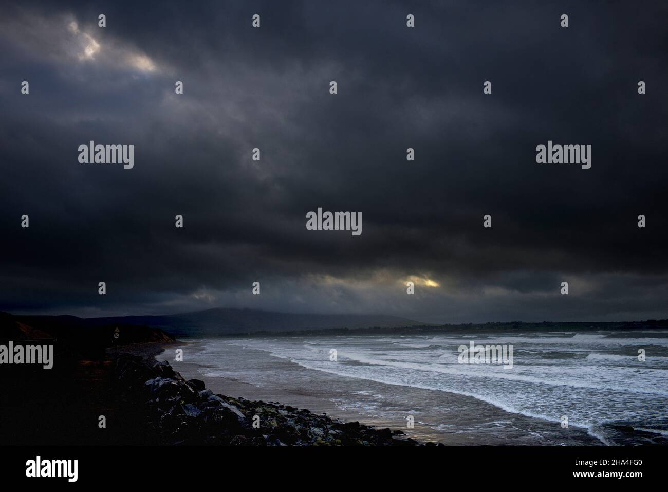 Temps très orageux à la plage de Strandhill, Sligo, Irlande avec ciel sombre et surg Banque D'Images