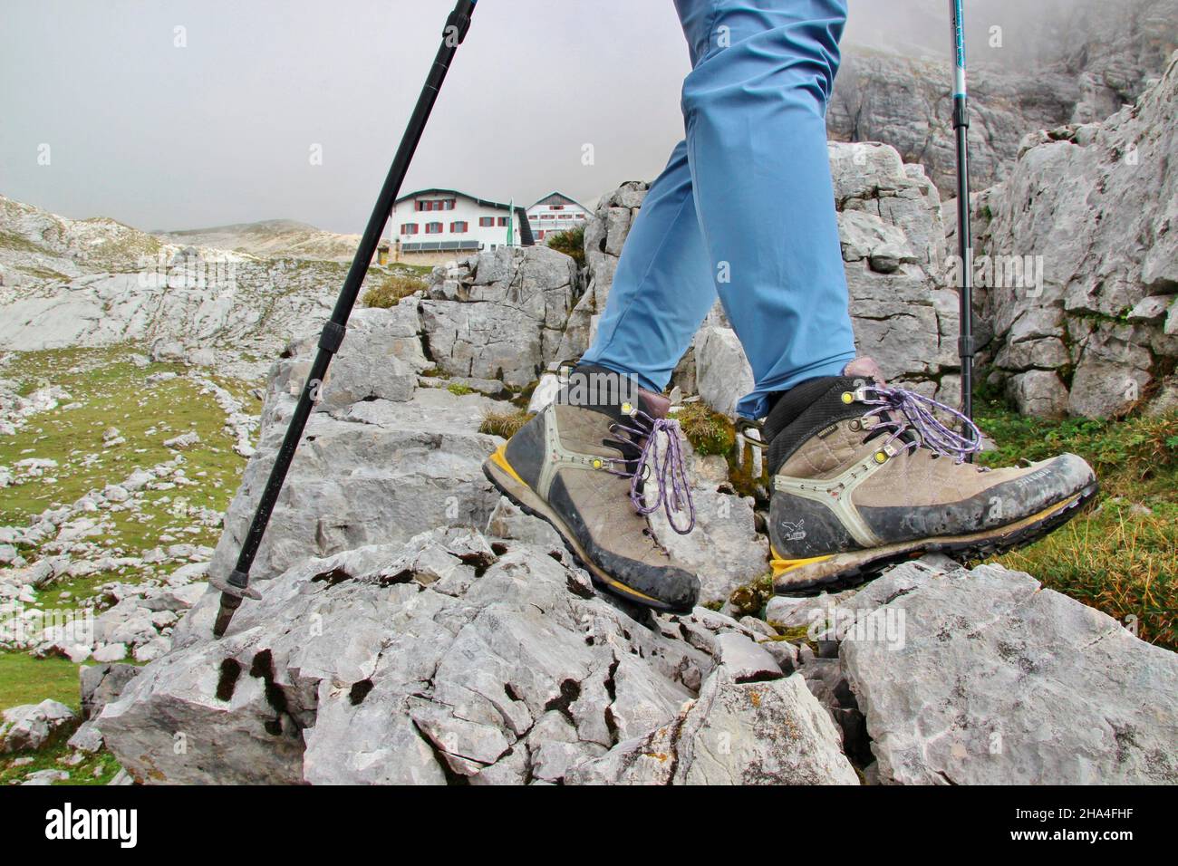 fra,pieds,chaussures de côté,lors de la randonnée au knorrhütte (2051m),zugspitze am zugspitzplatt dans les montagnes de wetterstein,wafts de brouillard,garmisch-partenkirchen,loisachtal,haute-bavière,bavière,sud de l'allemagne,allemagne,europe, Banque D'Images