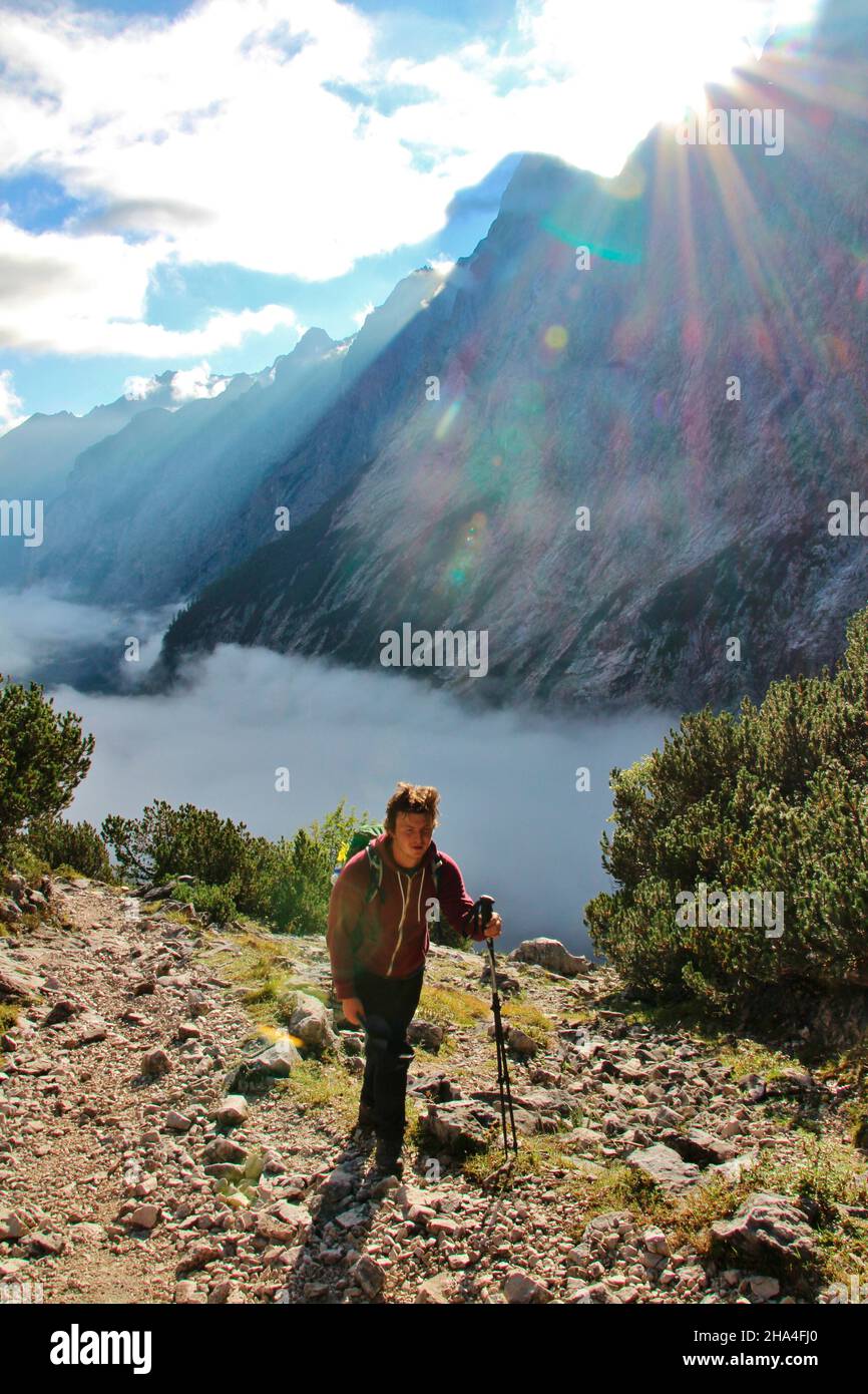 jeune homme haut au-dessus du reintal couvert de brouillard dans le reintalanger, sur le chemin de la knorrhütte 2051m,ascension,zugspitz,wetterstein montagnes garmisch-partenkirchen,loisachtal,haute-bavière,bavière,sud de l'allemagne,allemagne,europe, Banque D'Images