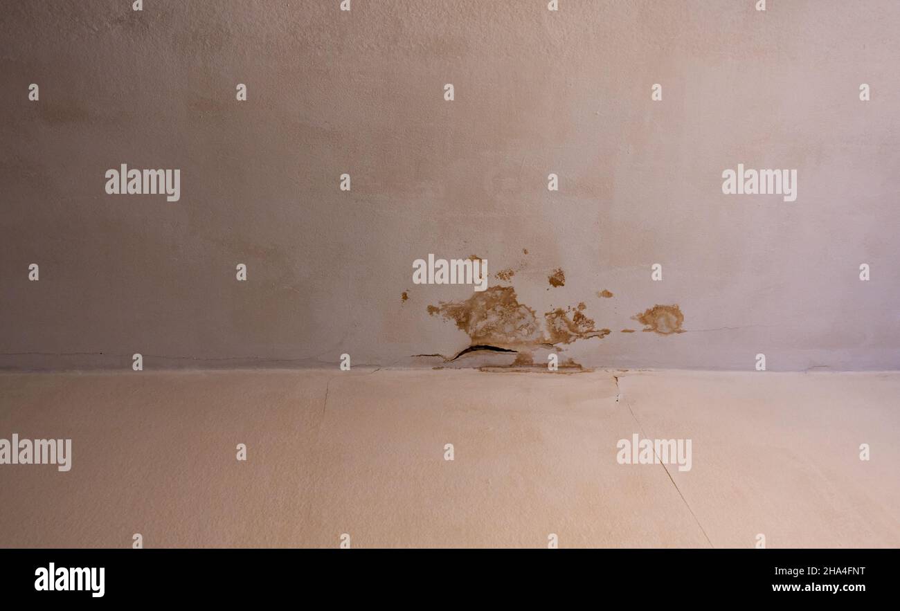 Taches brunes sur le plafond dans un bâtiment résidentiel.Un tuyau d'évacuation défectueux peut endommager l'eau.Les travaux de réparation et le séchage des bâtiments sont les suivants Banque D'Images