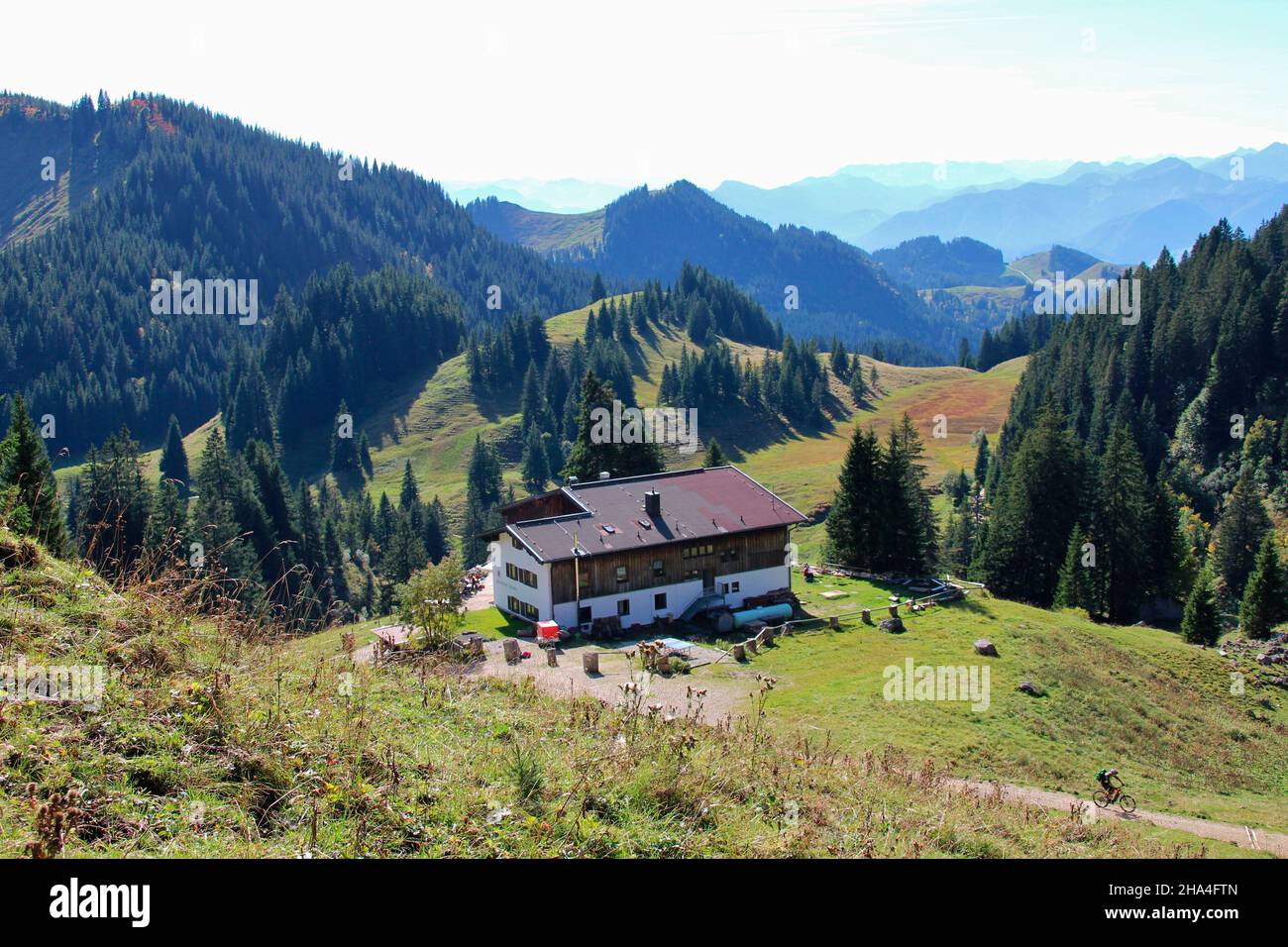 randonnée à geigelstein (1808m), vue sur la cabane priener (1410m), réserve naturelle, aschau im chiemgau, haute-bavière, bavière, allemagne Banque D'Images