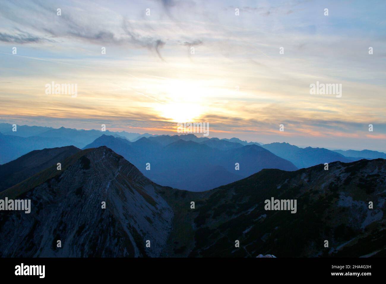 coucher de soleil à krottenkopf (2086 m), vue sur les alpes ammertaler, en face à gauche l'évêque (2033m), estergebirge, europe, allemagne, bavière, haute-bavière, werdenfelser pays, bavarois prealps, humeur du soir Banque D'Images