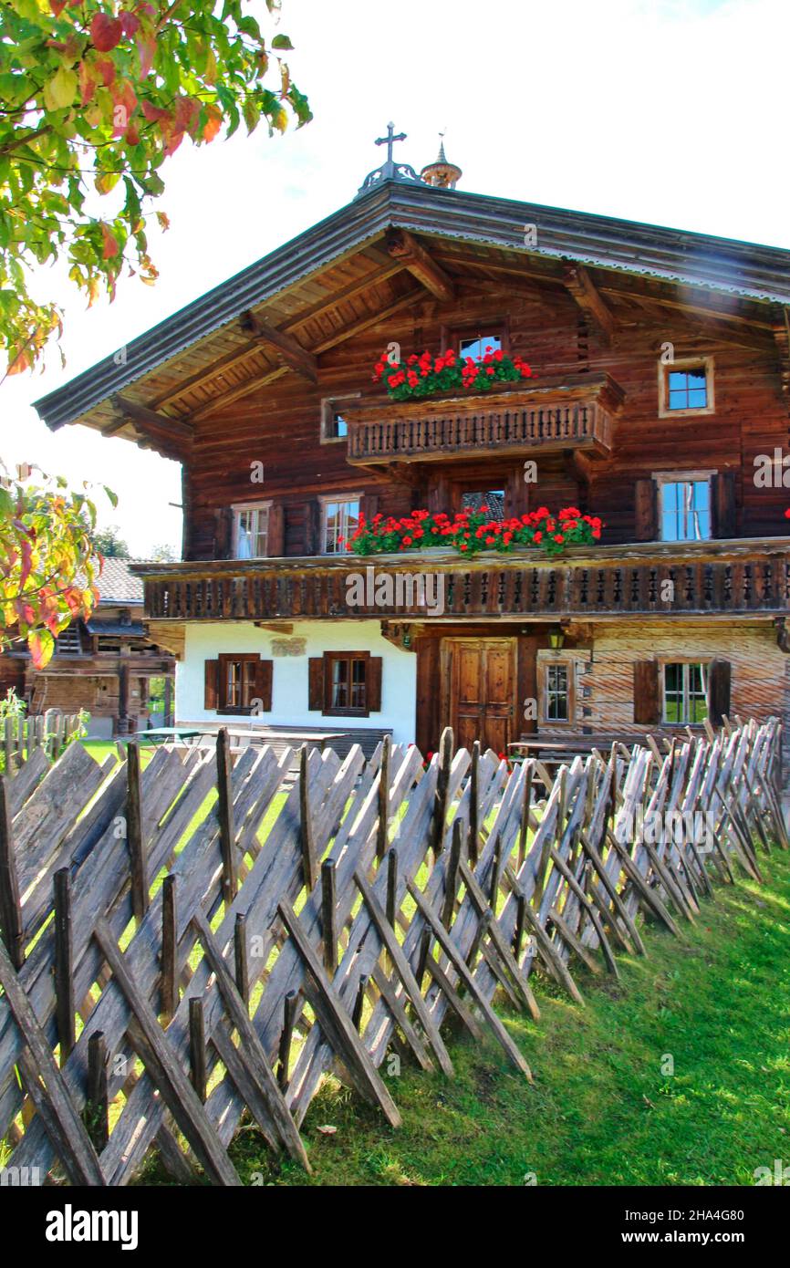 maison dans le musée d'histoire locale d'ellmau 'beim wegmacher',autriche,tyrol,kaisergebirge,ellmau,vue sur la ville,région alpine,prairie,vert,destination de voyage,région de vacances,barrière de grève, Banque D'Images