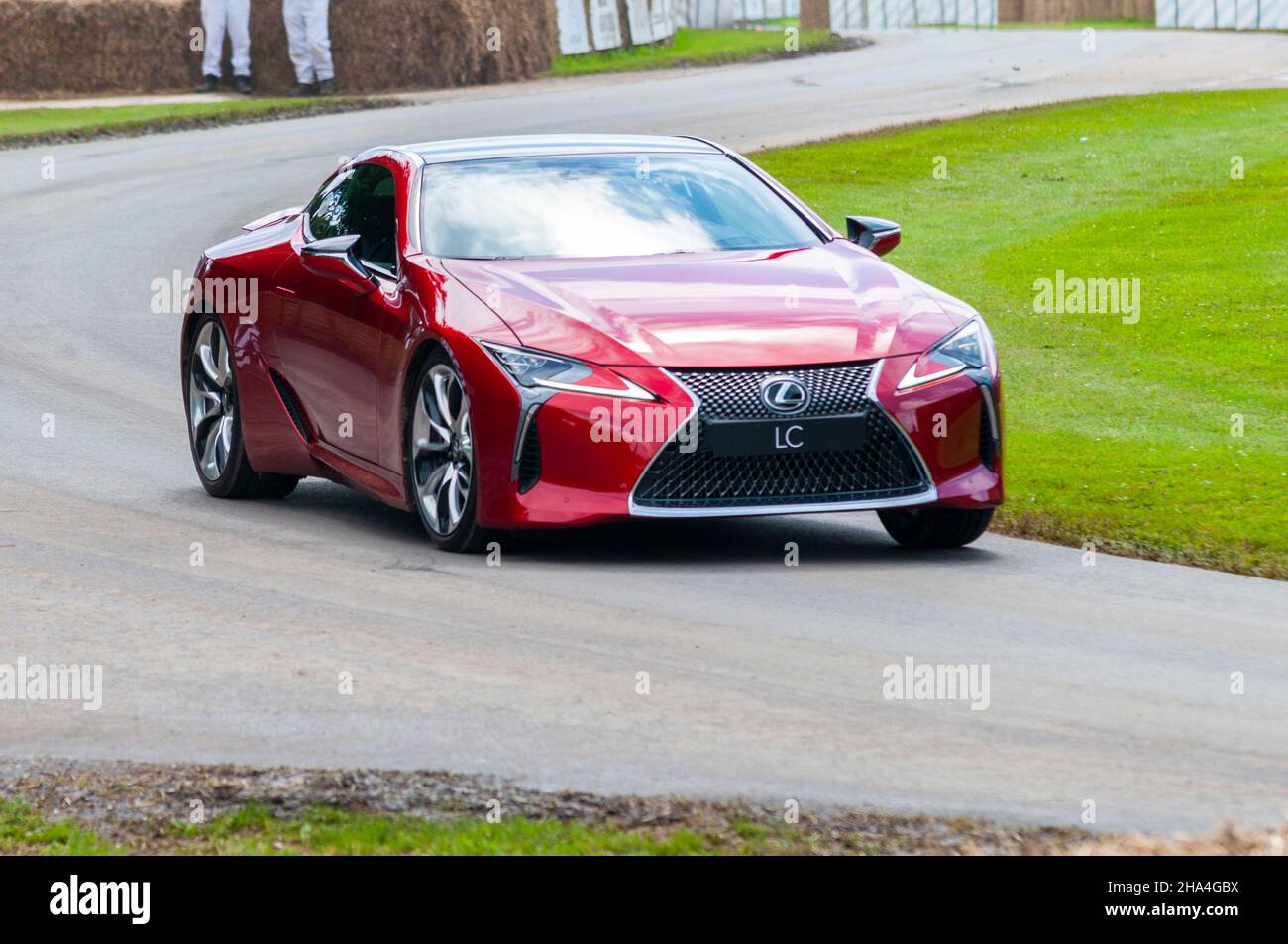 Lexus LC grand tourer en voiture en haut de la piste d'ascension de la colline à l'événement Goodwood Festival of Speed Motoring en 2016 Banque D'Images