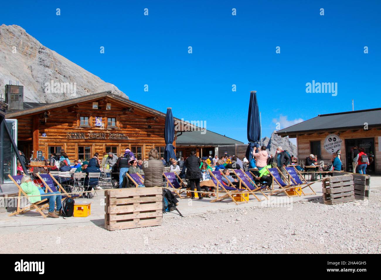 zugspitzplatt,sonnalpin,jardin de glacier,zugspitz sommet,zugspitze,touristes bains de soleil,wetterstein montagnes ciel bleu,nuages,humeur nuageuse,garmisch-partenkirchen,loisachtal,haute-bavière,bavière,sud de l'allemagne,allemagne,europe, Banque D'Images