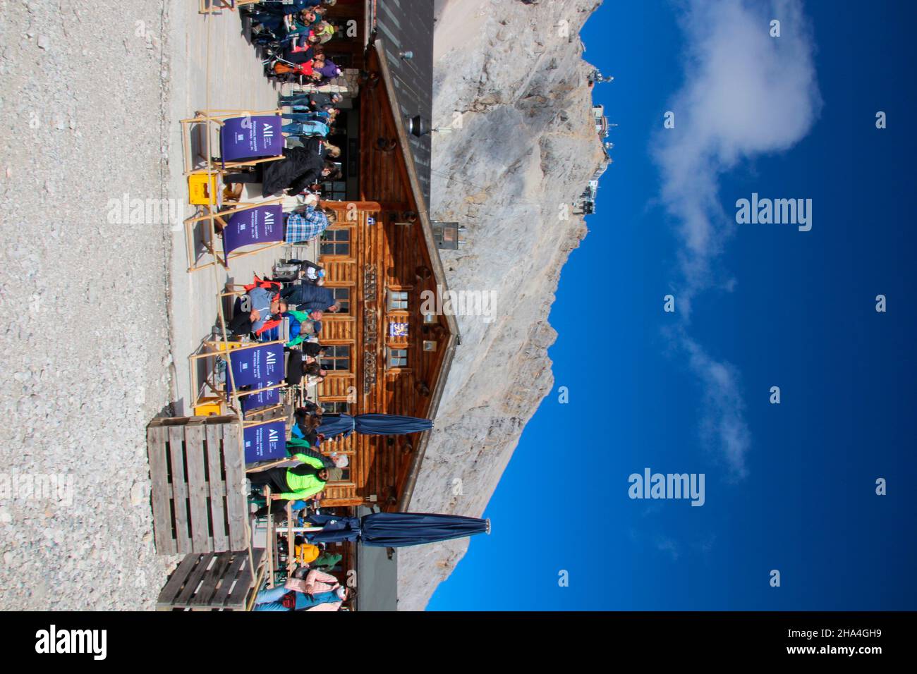 zugspitzplatt,sonnalpin,jardin de glacier,ciel bleu,nuages,humeur nuageuse,touristes bains de soleil,garmisch-partenkirchen,loisachtal,haute-bavière,bavière,sud de l'allemagne,allemagne,europe, Banque D'Images