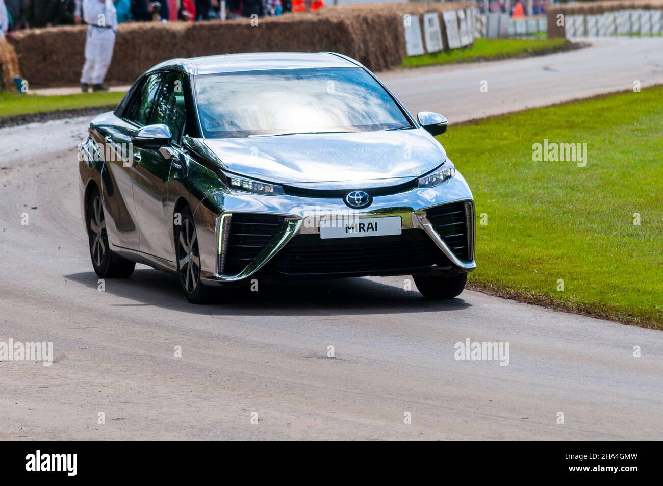 Toyota Mirai véhicule à pile à hydrogène, FCV, voiture, conduite en haut de la piste de montée de colline à l'événement Goodwood Festival of Speed Motoring en 2016 Banque D'Images