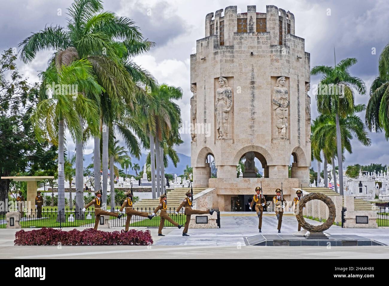 Remplacement des gardes devant le mausolée de José Martí dans le cimetière de Santa Ifigenia à Santiago de Cuba, dans l'île de Cuba, dans les Caraïbes Banque D'Images