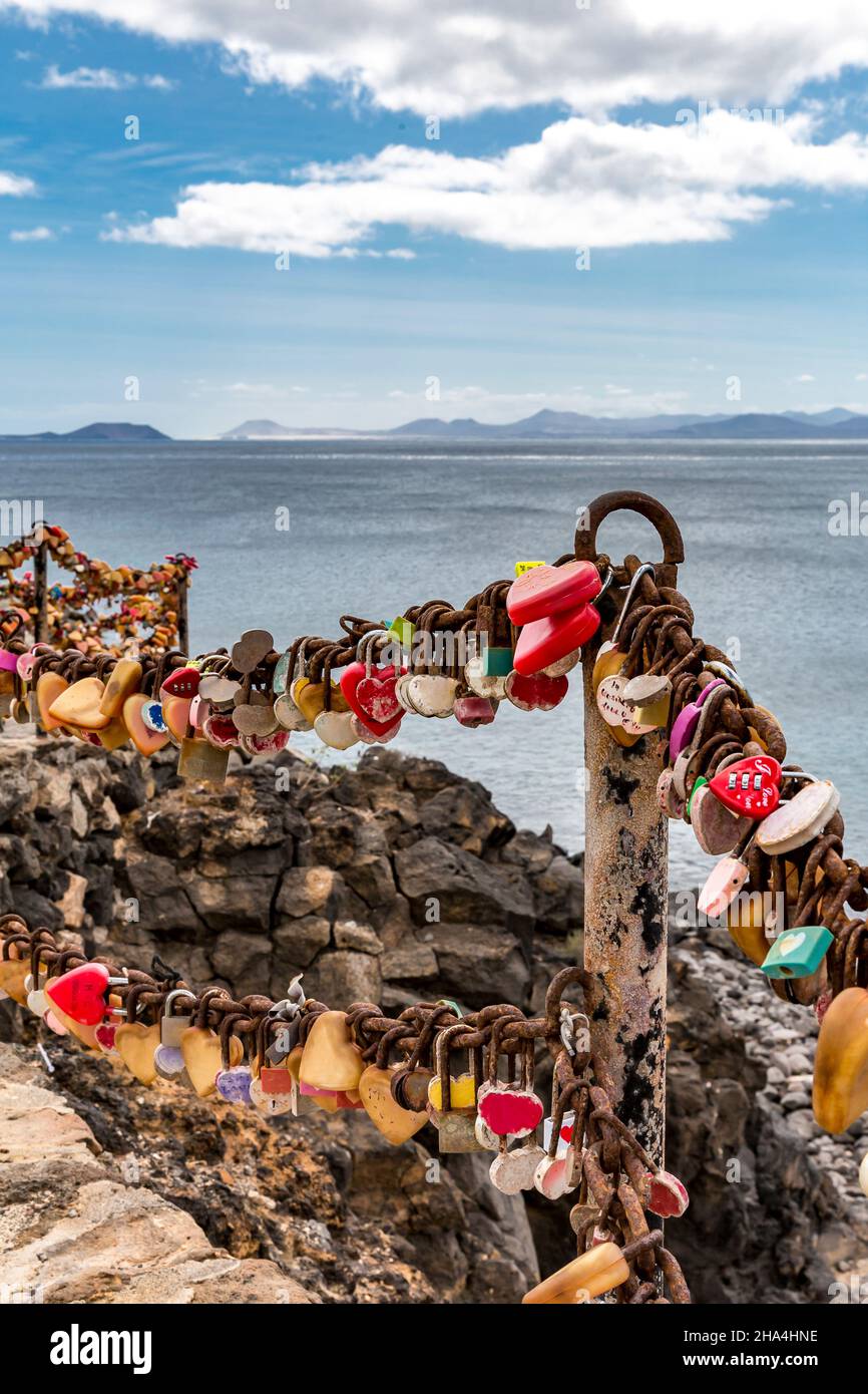 écluses d'amour colorées, point de vue mirador en playa flamango, derrière les îles de fuerteventura et isla de los lobos, playa blanca, lanzarote, canaries, espagne, europe Banque D'Images