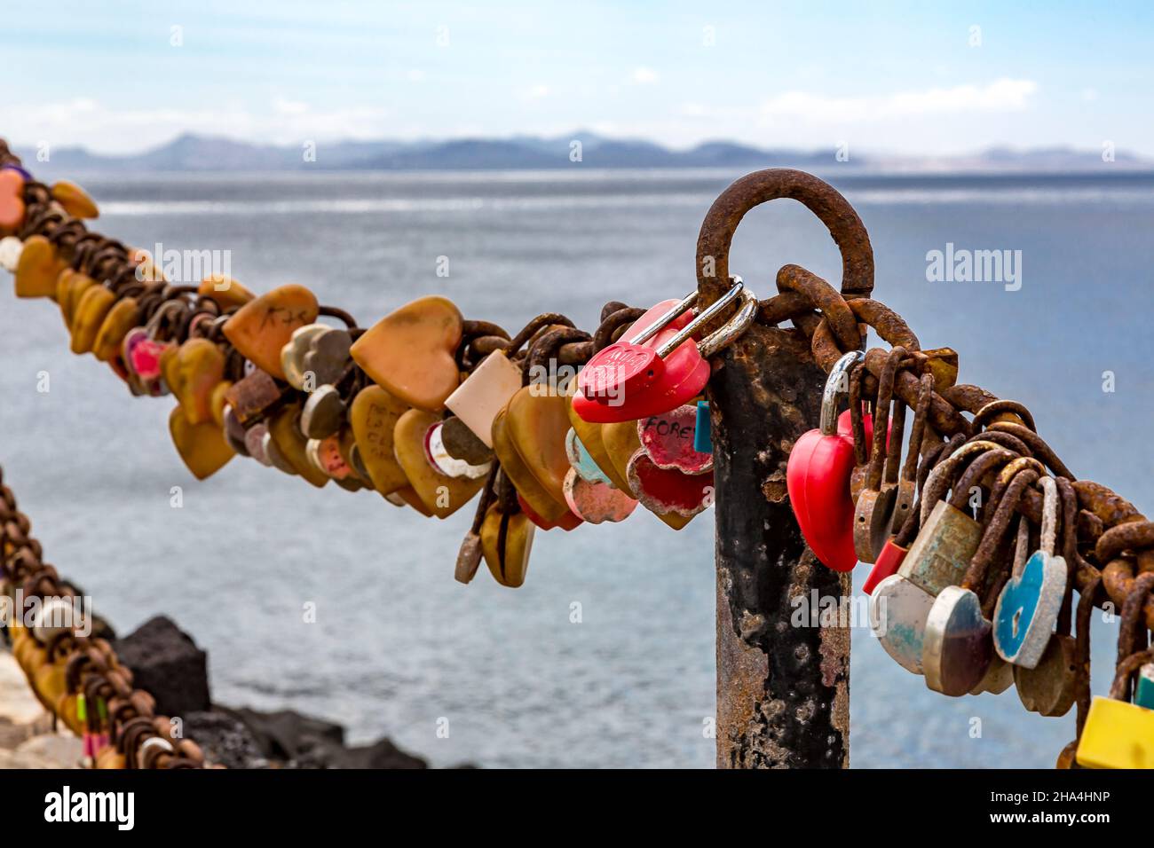 écluses d'amour colorées, point de vue mirador en playa flamango, derrière les îles de fuerteventura et isla de los lobos, playa blanca, lanzarote, canaries, espagne, europe Banque D'Images