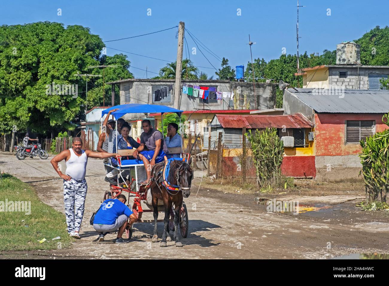 Cuba répare des taxis tirés par des chevaux dans un village rural de la Sierra Maestra, province de Santiago de Cuba sur l'île de Cuba, dans les Caraïbes Banque D'Images