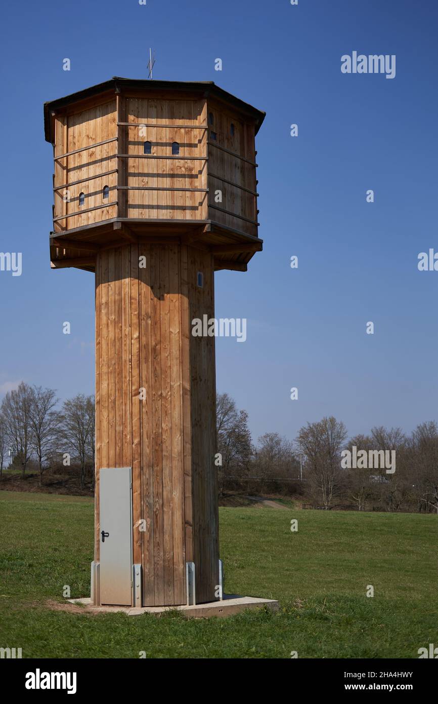 Tour de pigeon brun (taubenturm) en bois.Le bâtiment est situé sur un pré vert et sert les animaux comme abri et terrain de reproduction.Devant Banque D'Images Tour de pigeon brun (taubenturm) en bois.Le bâtiment est situé sur un pré vert et sert les animaux comme abri et terrain de reproduction.Devant Banque D'Images