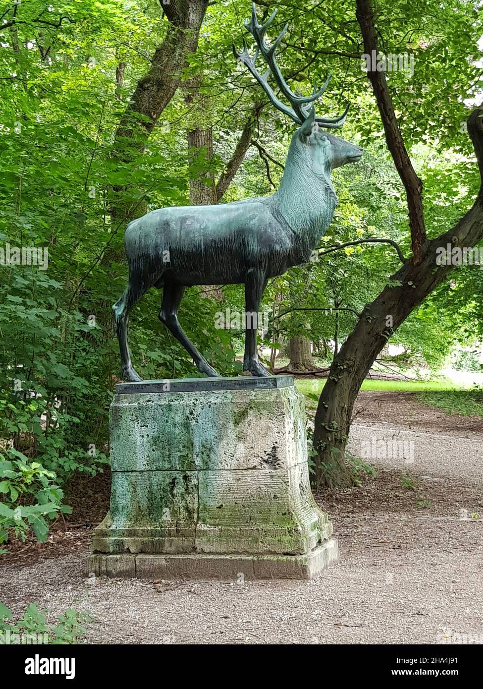 bavariapark sur theresienwiese, aménagé par le roi ludwig i entre 1825 et 1831, grande pelouse, arbres luxuriants. une visite vous conduira devant de nombreuses sculptures, y compris le célèbre cerf de bronze par theodor georgii. Banque D'Images