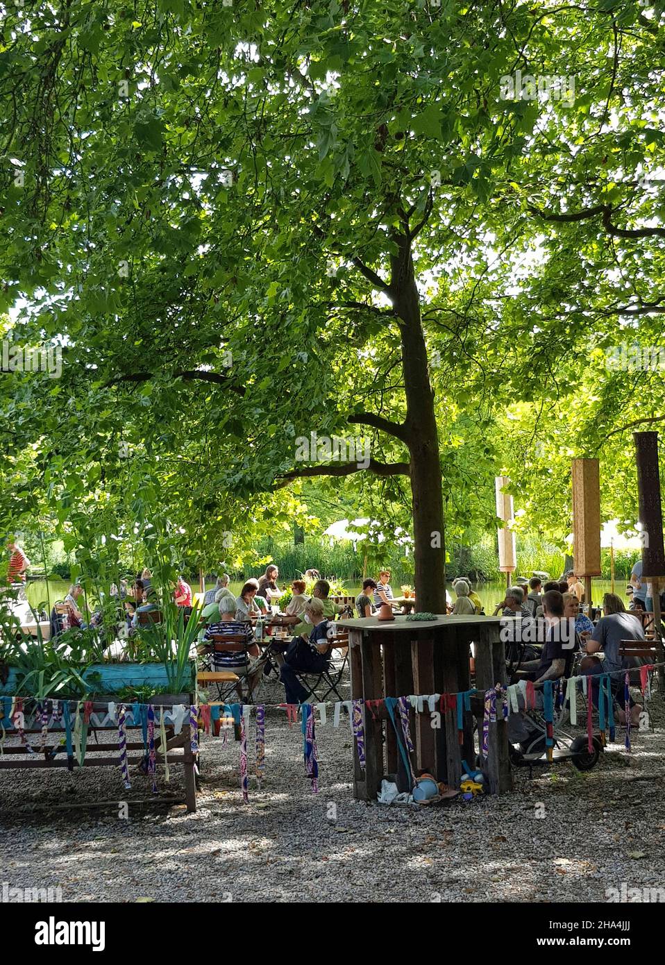 café 'gans am wasser,westpark,mollsee,café-restaurant avec des bâtiments rustiques en bois,café en plein air,depuis 2016 Banque D'Images