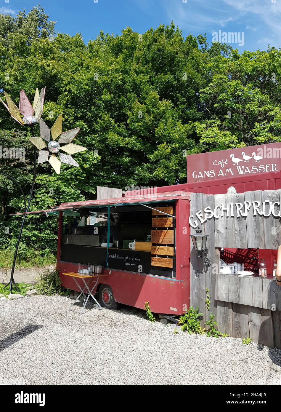 café 'gans am wasser',westpark,mollsee,remorque café,avec des bâtiments rustiques en bois,café en plein air,depuis 2016 Banque D'Images