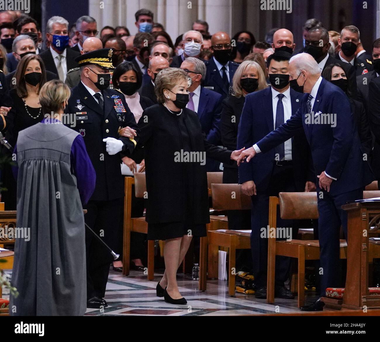 Washington, DC, États-Unis.10th décembre 2021.Le président Joe Biden salue Elizabeth Dole lorsqu'elle arrive au service funéraire de Bob Dole à la cathédrale nationale de Washington, DC, le 10 décembre 2021.Photo par Jemal Countess/UPI crédit: UPI/Alay Live News Banque D'Images