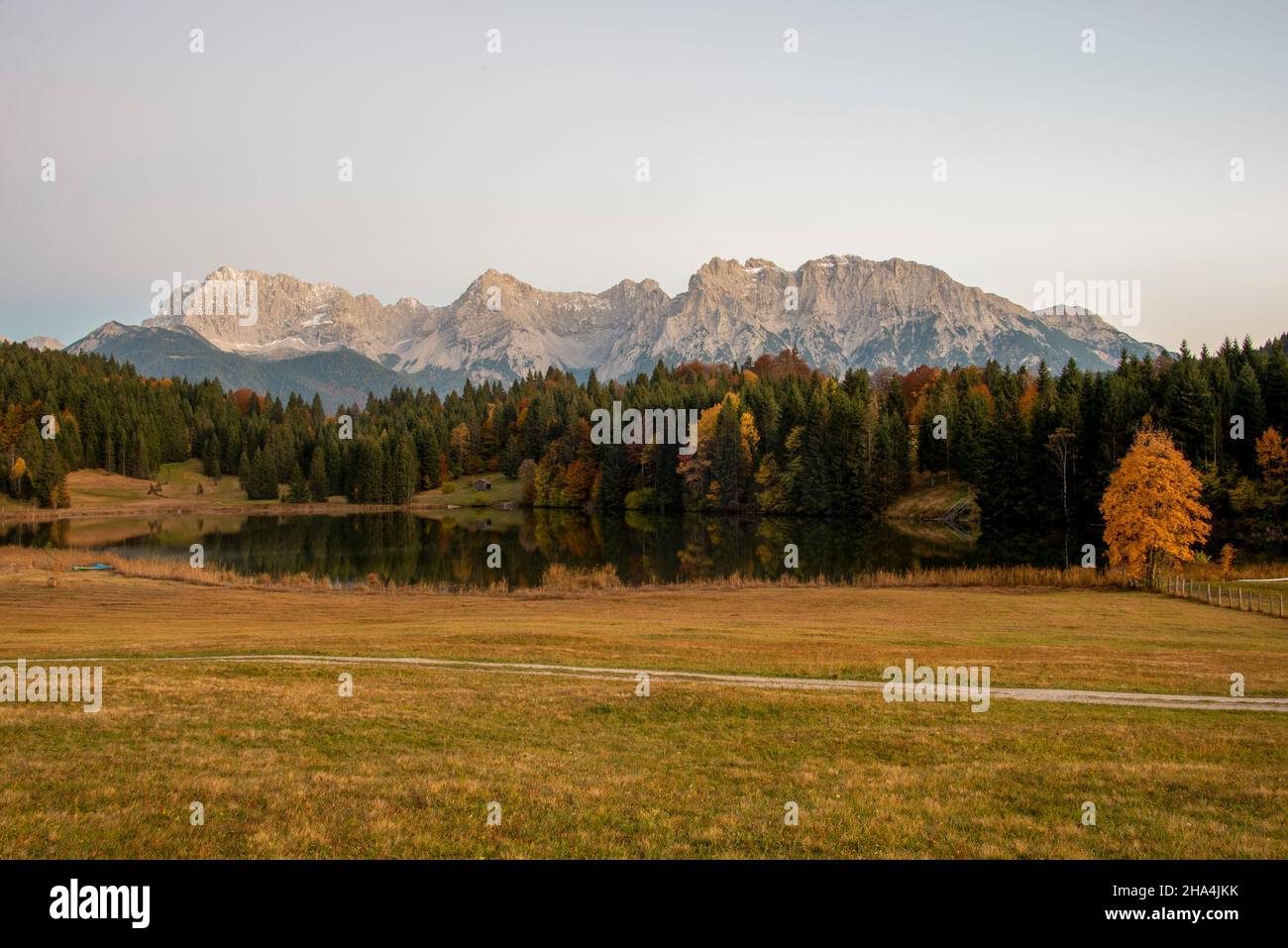 les arbres décolorés en automne sont reflétés dans le geroldsee, derrière eux les montagnes karwendel peuvent être vues, klais, werdenfelser pays, bavière, allemagne Banque D'Images