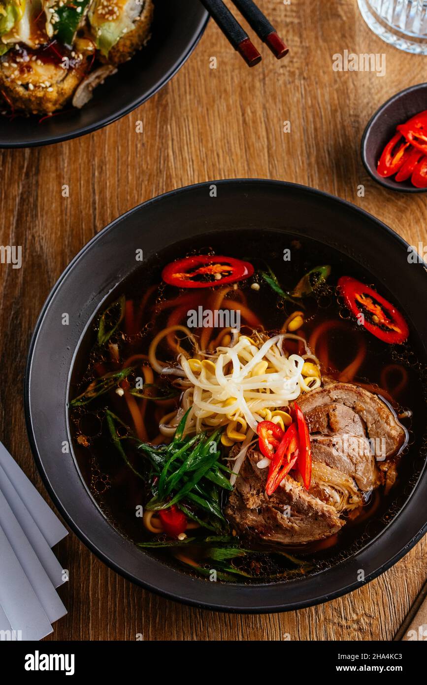 soupe asiatique de ramen avec poulet Banque D'Images