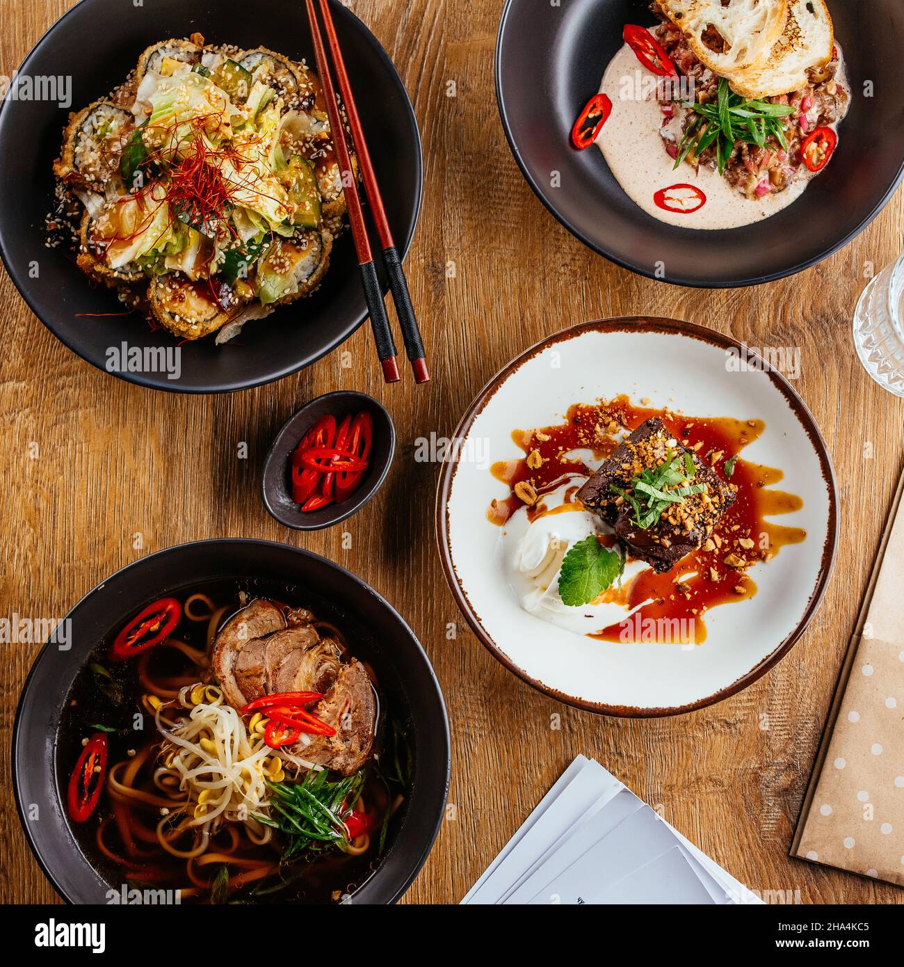 soupe asiatique de ramen avec poulet Banque D'Images