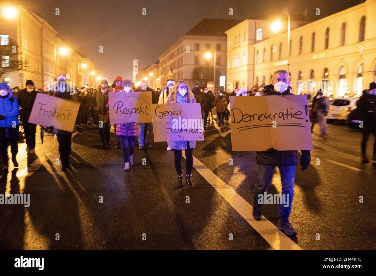 En haut de la protestation: ' liberté ', ' tolérance respect ', ' contre la discrimination ', ' démocratie!' le 8 décembre, 2021 1600-1800 penseurs latéraux, militants anti-vaxx et idéologues conspirationnistes se sont réunis à Munich, en Allemagne, pour protester contre toutes les mesures visant les covides et contre une vaccination obligatoire.La police a arrêté la manifestation parce que de nombreux manifestants ne portaient pas les FFP2 masques obligatoires.Après une longue discussion entre la police et les manifestants, la manifestation est revenue à son point de départ.(Photo par Alexander Pohl/Sipa USA) crédit: SIPA USA/Alay Live News Banque D'Images