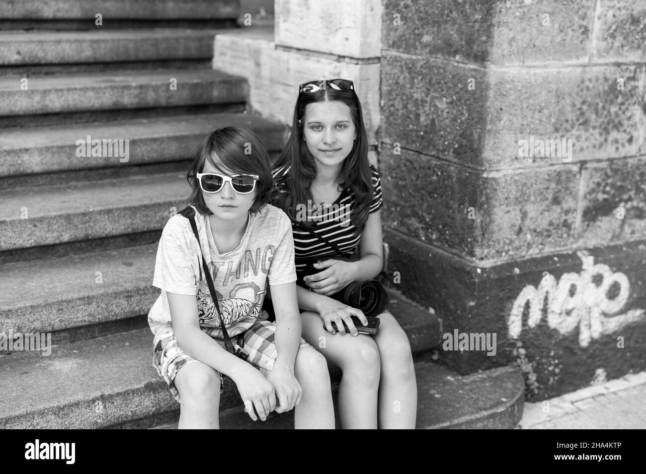 enfants à monochrome - en attente du train Banque D'Images