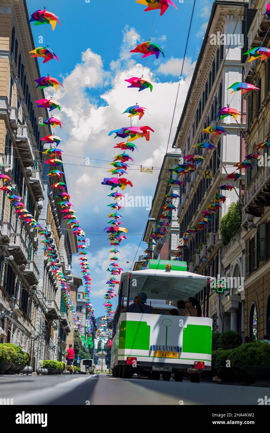via roma street à gênes, italie, décoré avec des parasols colorés sur le dessus Banque D'Images