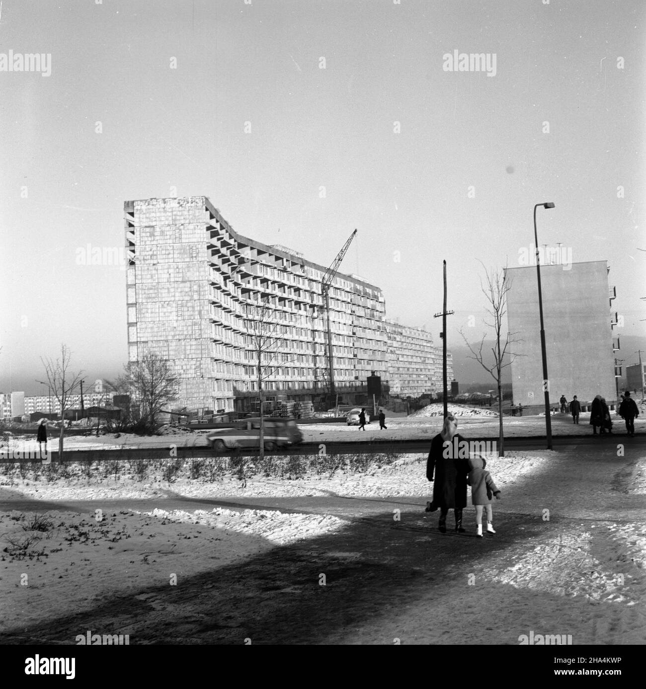 Gdañsk, 1969-12-07.W Gdañsku-Oliwie, na najwiêkszym osiedlu mieszkaniowym Przymorze, powstaj¹ nowe, wielkie bloki mieszkalne - falowce, o d³ugoœci 100, 200 lub 400 metrów.W najwiêkszych, 10-cio piêtrowych falowcach, które budowane s¹ segmentami, bêdzie 1200 mieszkañ i zamieszka W nich prawie 4500 osób.NZ. przy ulicy Lumumby trwa ostatni etap budowy wielkiego falowca o d³ugoœci 450 metrów. mta PAP/Janusz UklejewskiGdansk, 7 décembre 1969.De nouveaux grands blocs d'appartements sont en cours de construction dans le plus grand domaine d'habitation Przymorze à Gdansk-Oliwa, de 100, 200 ou 400 mètres de long.Le plus grand, 10 étages b Banque D'Images