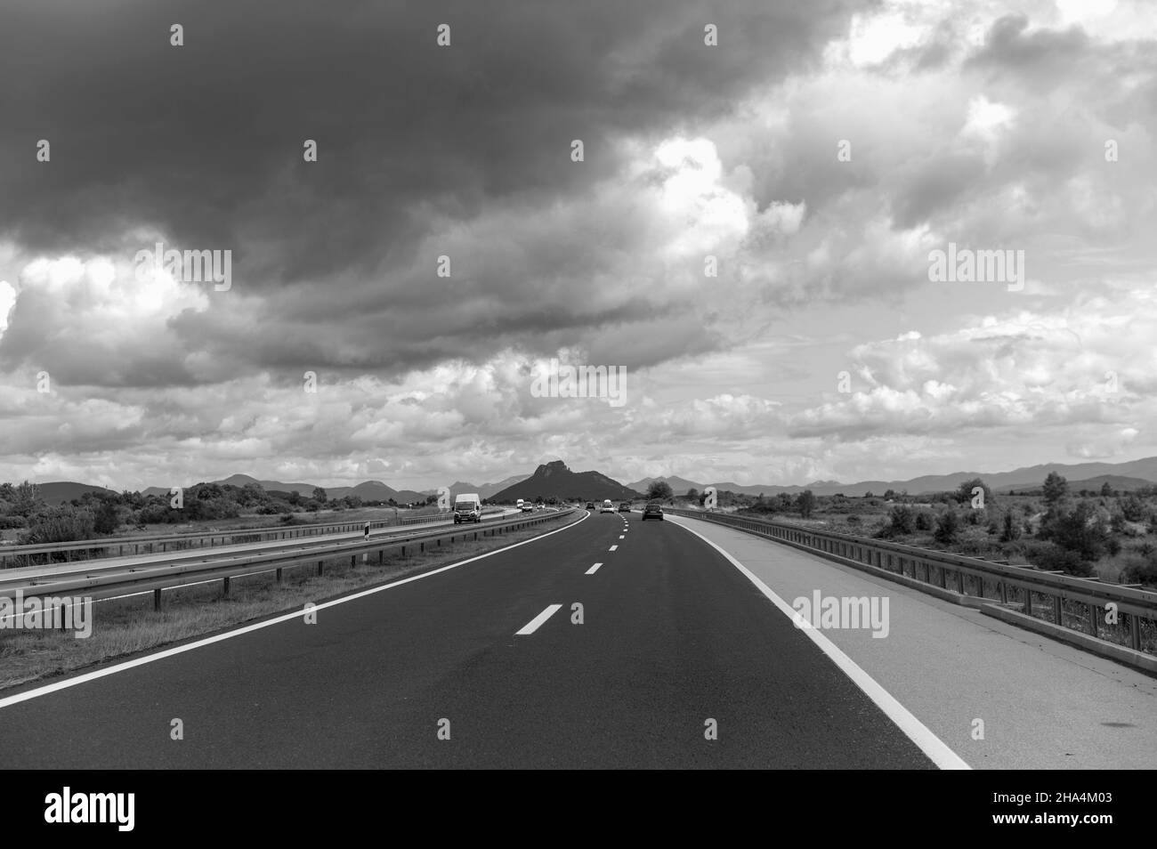 quelque part sur une autoroute avec un ciel spectaculaire Banque D'Images