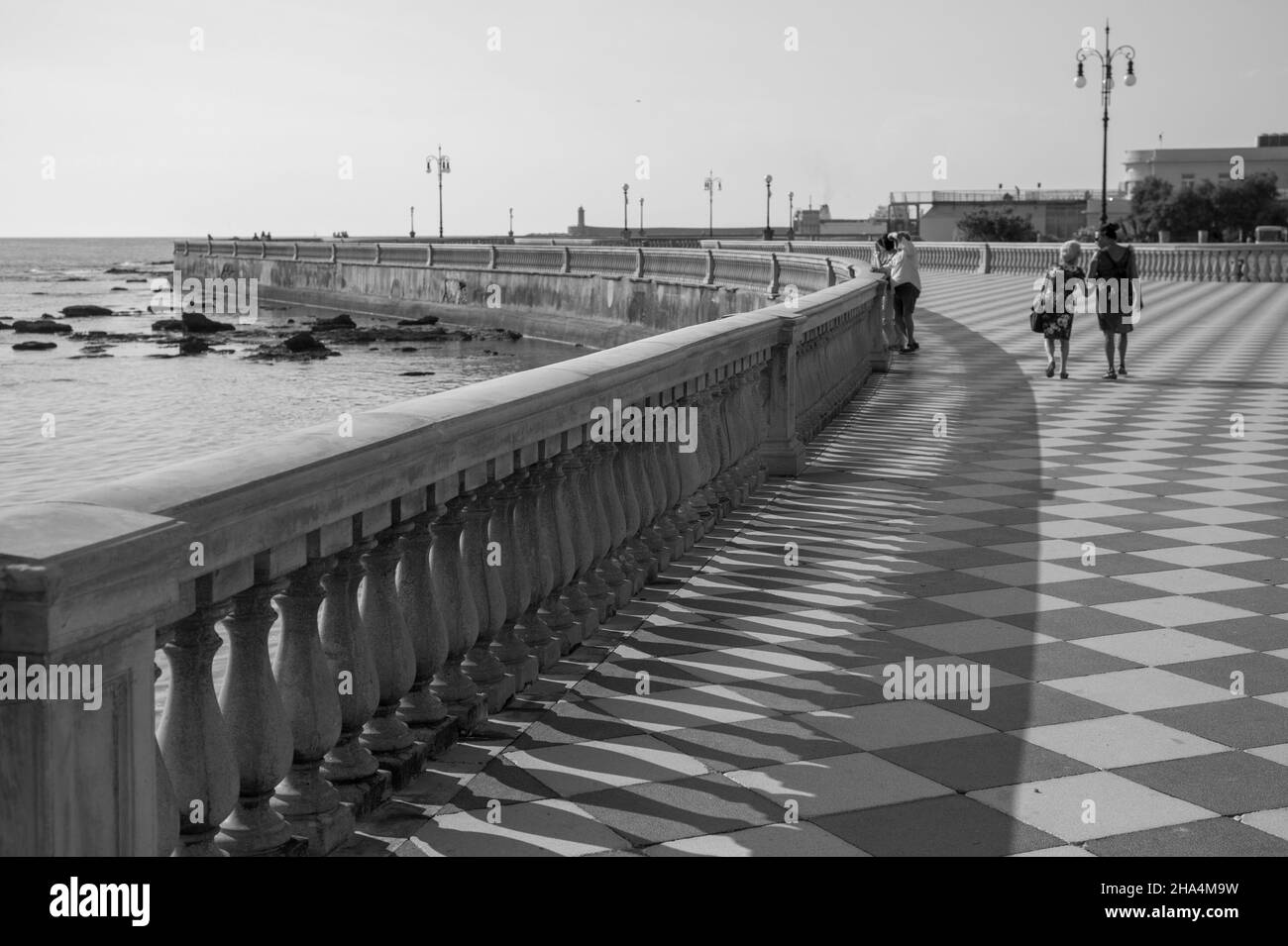terrazza mascagni avec des personnes non identifiées. son large belvédère sinueux vers la mer avec une surface pavée de 8700 m² comme un damier et 4 100 balusters Banque D'Images