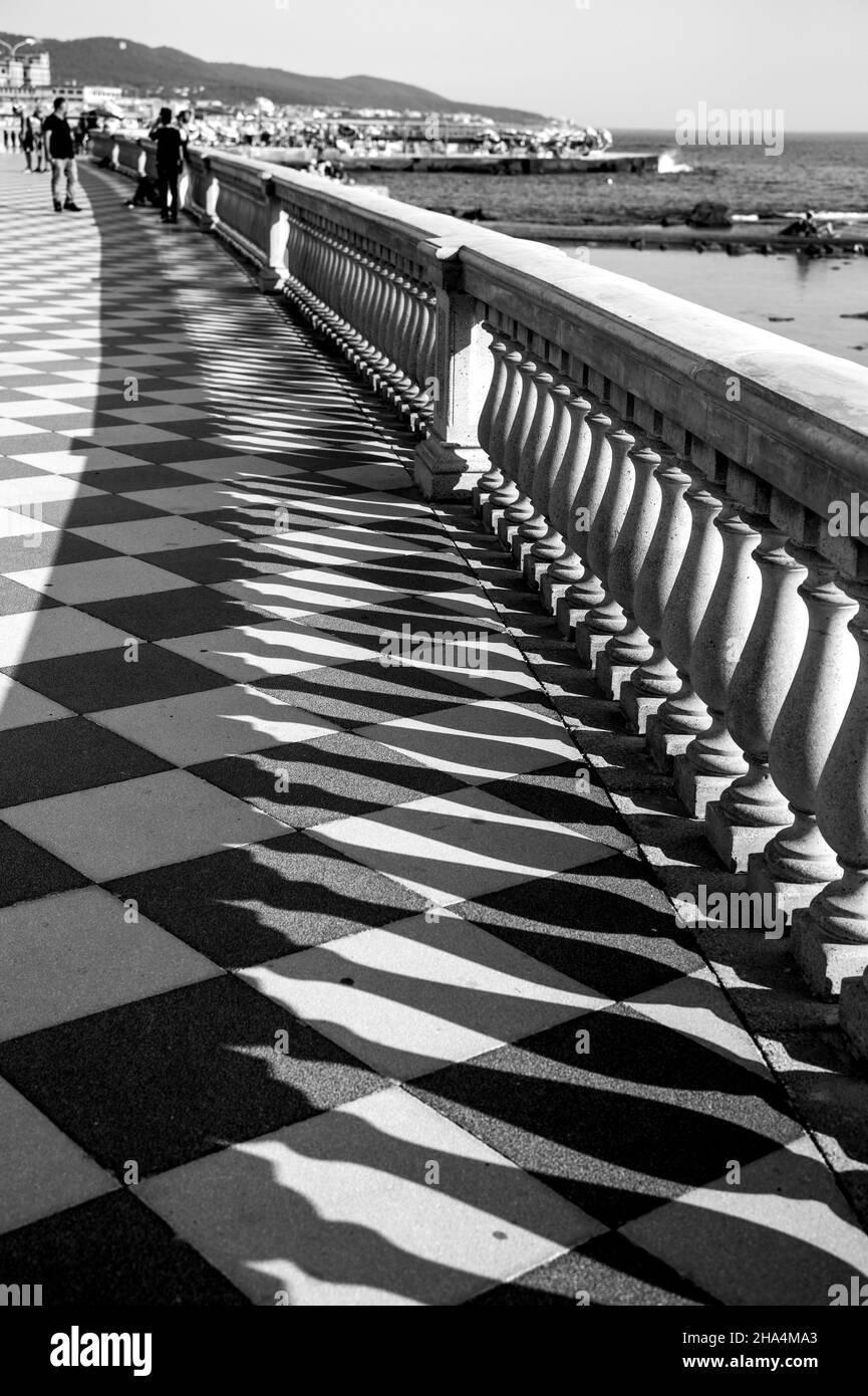 terrazza mascagni à livourne, italie. c'est un grand belvédère sinueux vers la mer avec une surface de pavage de 8.700 m² comme un damier et 4.100 balusters Banque D'Images