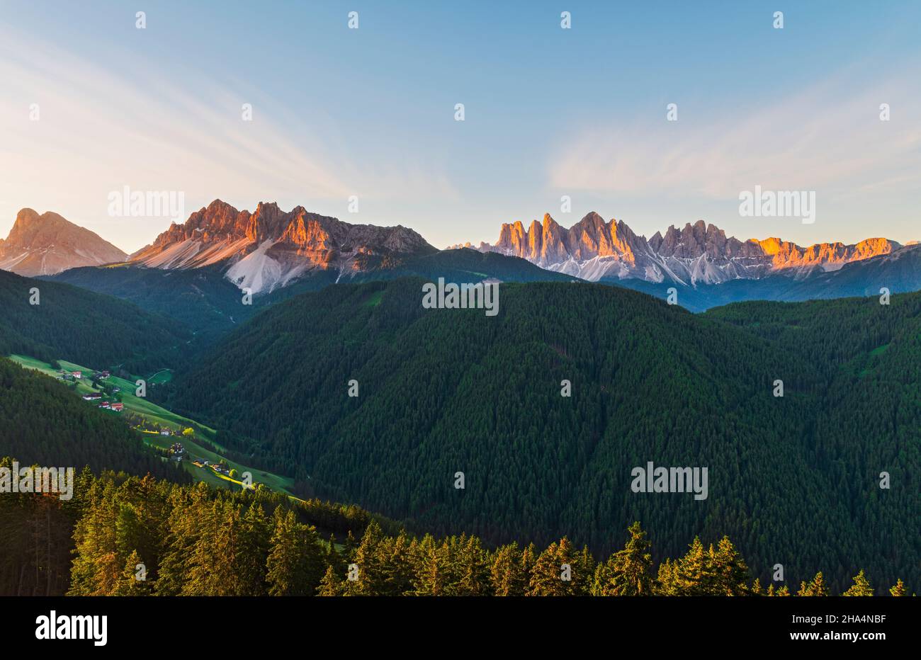 Forestis Dolomites, avec une vue imprenable sur les Dolomites italiens Banque D'Images