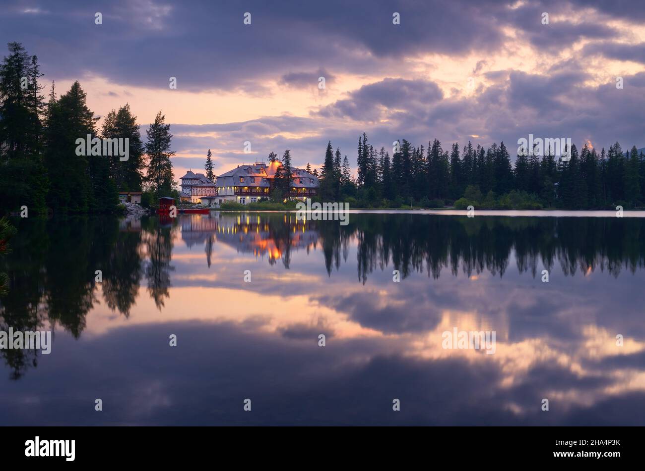 SLOVAQUIE, SHTRBSVE PLESO - JUIN 28 : les lumières de l'hôtel Solisko se reflètent dans le lac Strbske Pleso, Slovaquie, juin 28 Banque D'Images