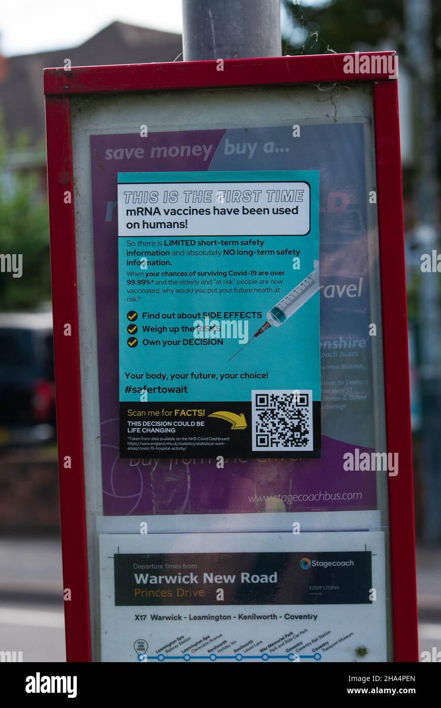 Affiche antiaxe du vaccin ARNm sur un arrêt de bus totem à Leamington Spa, Warwickshire Banque D'Images