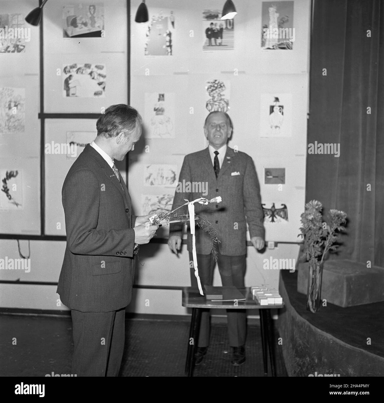 Varsovie, 1969-12-02.Eryk Lipiñski, redaktor naczelny Szpilek wrêczy³ nagrotty tygodnika dla polskich uczestników miêdzynarodowej wystawy W Moskwie pt.Satyra W walce o pokój.I nagrodê otrzyma³ karykaturzysta Trybuny Ludu Stefan Wielgus za pracê pt.Cicha œmieræ.NZ.Eryk Lipiñski (P) i Stefan Wielgus (L). mb PAP/Adam UrbanekVarsovie, le 2 décembre 1969.Le rédacteur en chef du mensuel Szpilki Eryk Lipinski a remis des prix aux participants polonais de l'exposition internationale de Moscou sur la satire aidant les gens à lutter pour la paix.Le caricaturiste du quotidien Trybuna Ludu Stefan Wielgus a reçu le prix 1st pour Banque D'Images