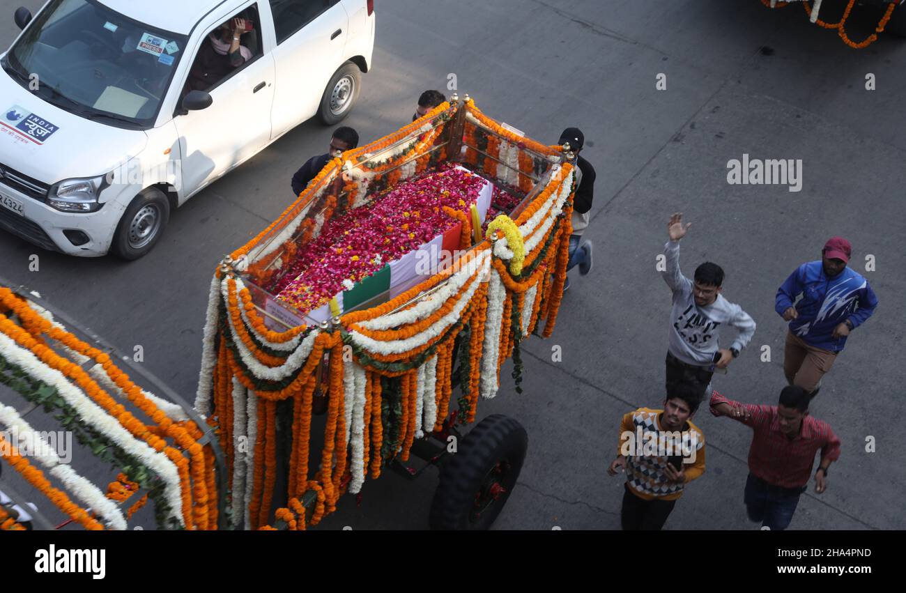 New Delhi, Inde.10th décembre 2021.Un véhicule de l'Armée recouvert de fleurs transportant le cercueil du Chef d'état-major de la Défense (CEMD), le général Bipin Rawat, transporté à un lieu funéraire pendant la procession funéraire.le général Bipin Rawat,Sa femme Madhulika et 11 autres membres des forces armées ont perdu la vie dans un accident mi-17V5 de l'hélicoptère de la Force aérienne indienne à Coonoor, Tamil Nadu.CDS Bipin Rawat a été incinéré avec des honneurs militaires à la place Bar à Delhi Cantonmet.(Photo par Naveen Sharma/SOPA Images/Sipa USA) crédit: SIPA USA/Alay Live News Banque D'Images