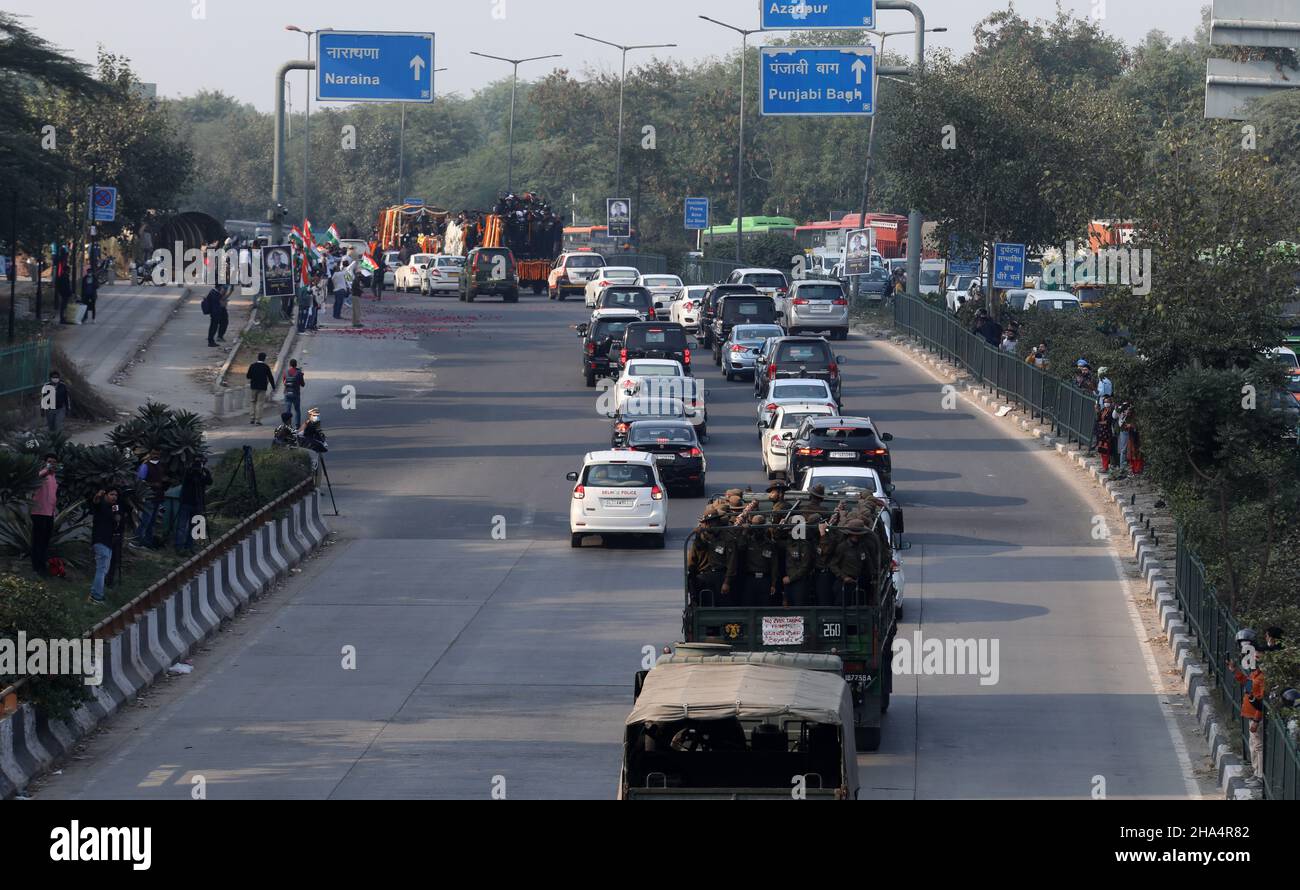 New Delhi, Inde.10th décembre 2021.Les officiers de l'armée escortent le véhicule transportant les dépouilles mortelles du Chef d'état-major de la Défense (CEMD), le général Bipin Rawat transporté vers un site funéraire pendant la procession funéraire. Le général Bipin Rawat,Sa femme Madhulika et 11 autres membres des forces armées ont perdu la vie dans un accident mi-17V5 de l'hélicoptère de la Force aérienne indienne à Coonoor, Tamil Nadu.CDS Bipin Rawat a été incinéré avec des honneurs militaires à la place Bar à Delhi Cantonmet.(Photo par Naveen Sharma/SOPA Images/Sipa USA) crédit: SIPA USA/Alay Live News Banque D'Images