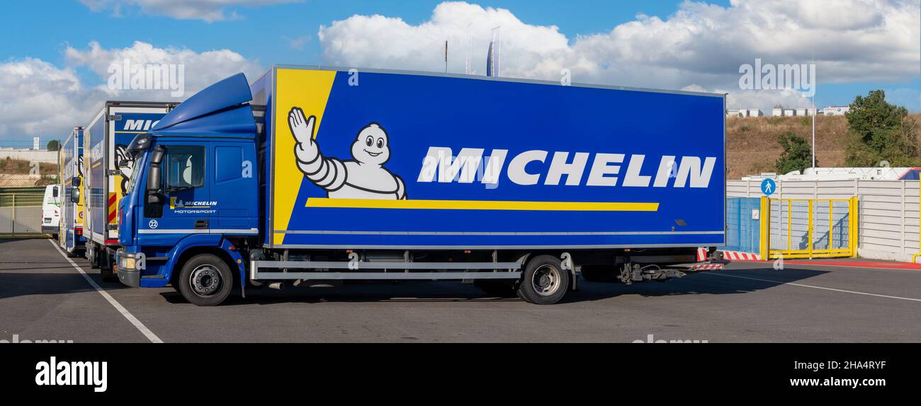 Vallelunga, italie septembre 18th 2021 ACI Racing Weekend.Transport de pneus de camion Michelin avec logo sur ciel bleu Banque D'Images