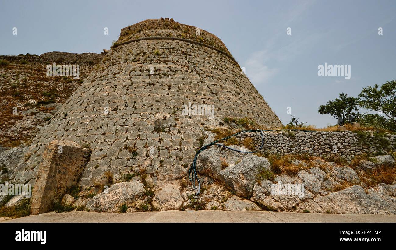 grèce,iles grecques,iles ioniennes,kefalonia,agios georgios château complexe,byzantine,16th siècle,capitale kefalonia jusqu'en 1757,temps nuageux,humeur sombre,vue grand angle,tour ronde gigantesque à côté de la porte d'entrée Banque D'Images