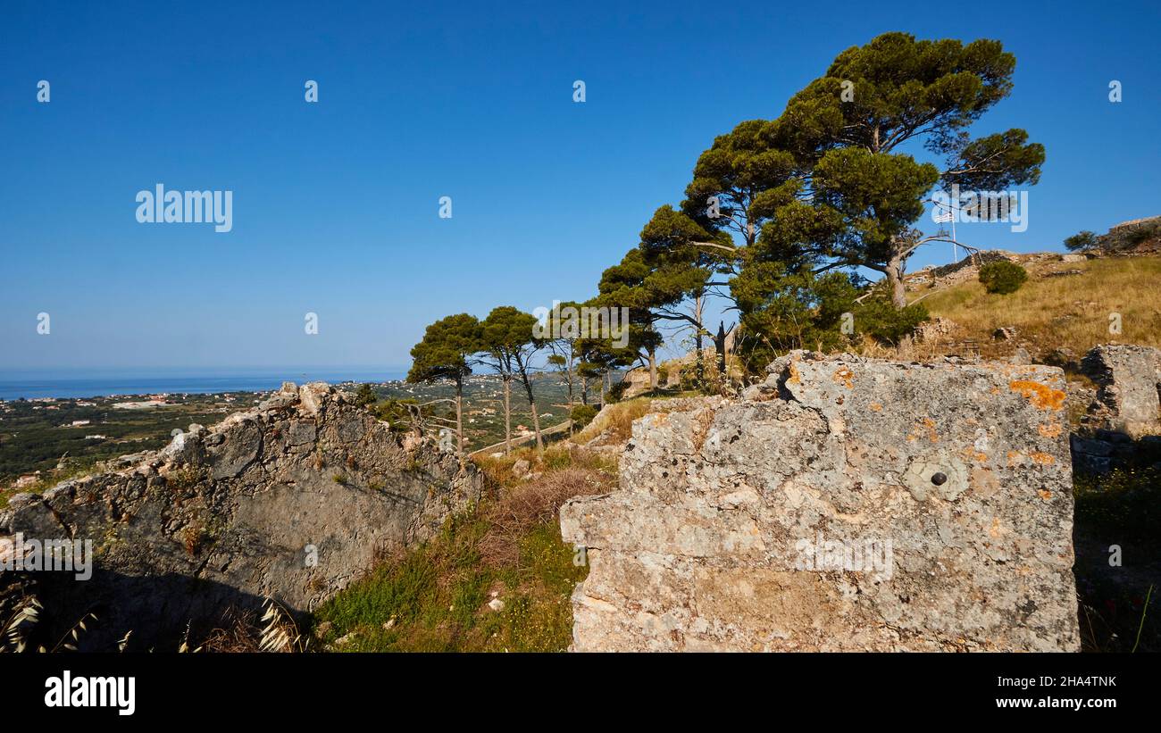 grèce,iles grecques,iles ioniennes,kefalonia,agios georgios château complexe,byzantine,16th siècle,capitale kefalonia jusqu'en 1757,beau temps,ciel bleu sans nuages,murs de forteresse avec arbres sur eux,vue sur le paysage Banque D'Images