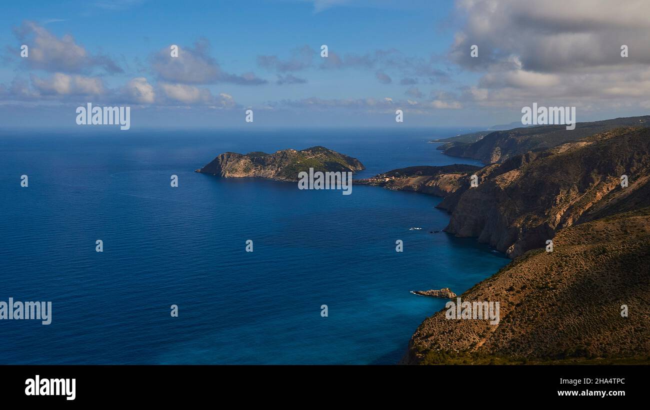 grèce,iles grecques,iles ioniennes,kefalonia,assos,place sur la côte ouest,forteresse vénitienne,vue de plus loin du sud sur la péninsule d'assos,mer bleue,ciel bleu avec des nuages gris-blanc Banque D'Images