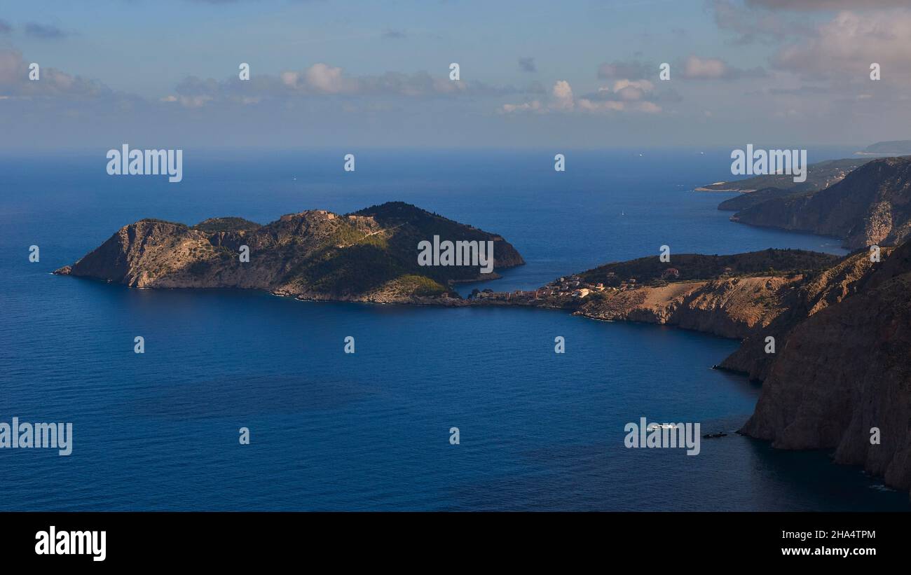 grèce,iles grecques,iles ioniennes,kefalonia,assos,place sur la côte ouest,forteresse vénitienne,vue du sud à la péninsule d'assos,mer bleue,ciel bleu avec nuages gris-blanc Banque D'Images