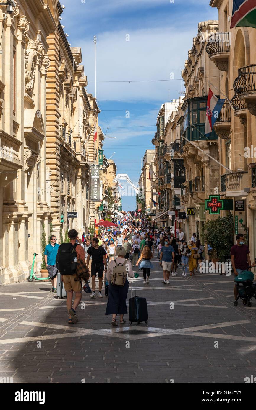 Rue de la République à la Valette, Malte rempli de touristes.Un site classé au patrimoine mondial de l'UNESCO.Valette, Malte, Europe Banque D'Images