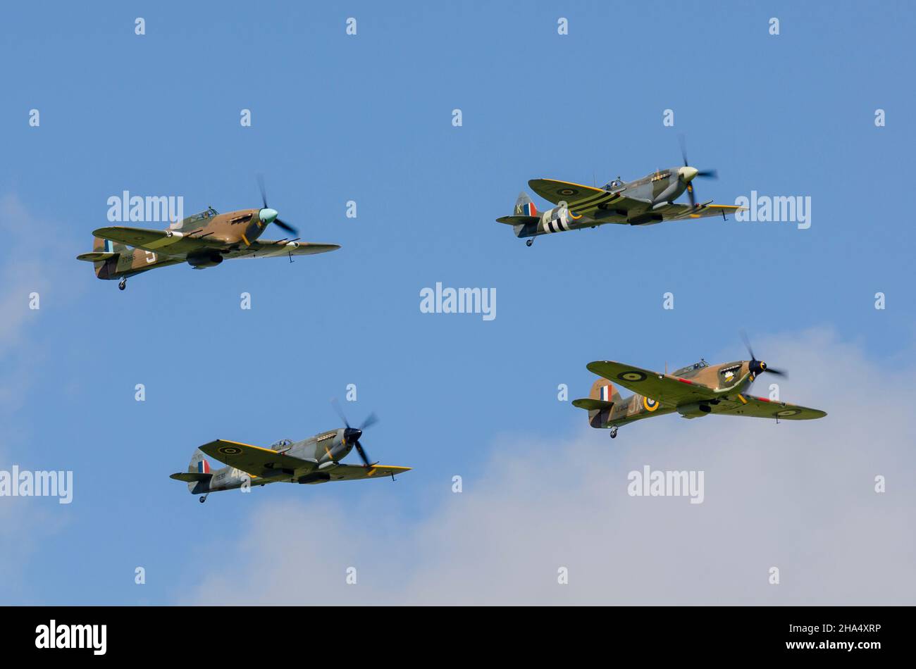 Formation d'avions de chasse Spitfire et Hurricane pour le vol anniversaire de la bataille d'Angleterre de 75th à l'aérodrome de Goodwood, anciennement RAF Westhammpnet. Banque D'Images