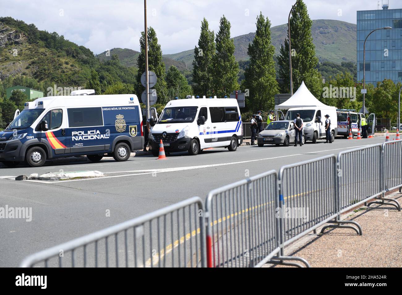 Véhicules de police français et espagnols pendant un contrôle en raison du sommet de G7 (Credit image: © Julen Pascual Gonzalez) Banque D'Images