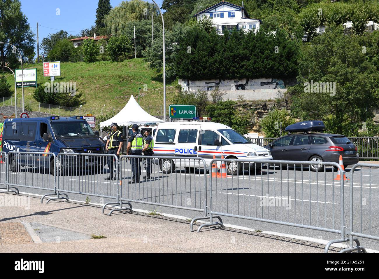 Véhicules de police français et espagnols pendant un contrôle en raison du sommet de G7 (Credit image: © Julen Pascual Gonzalez) Banque D'Images