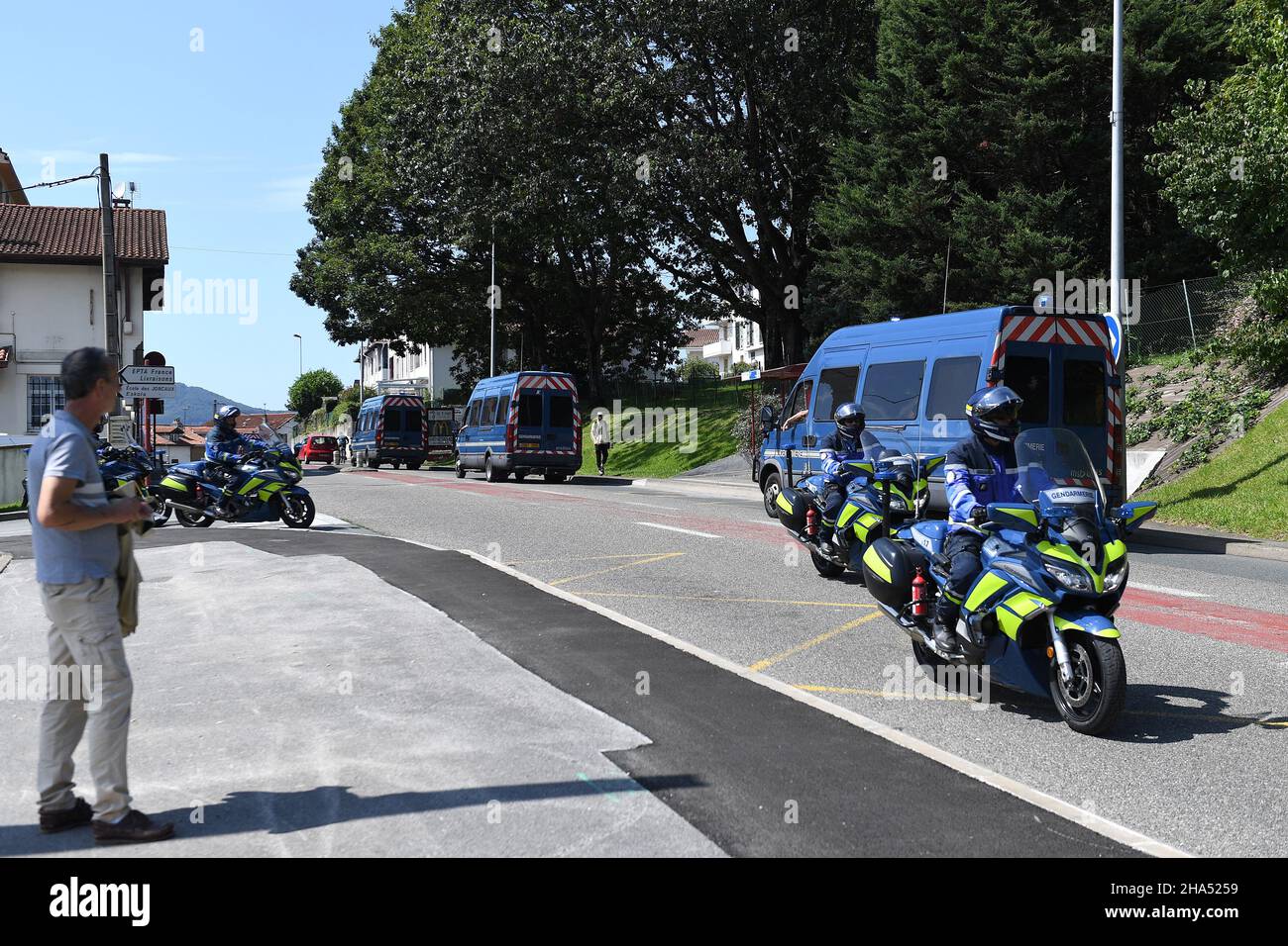 Motos et camionnettes de police françaises pendant le sommet de G7 (Credit image: © Julen Pascual Gonzalez) Banque D'Images