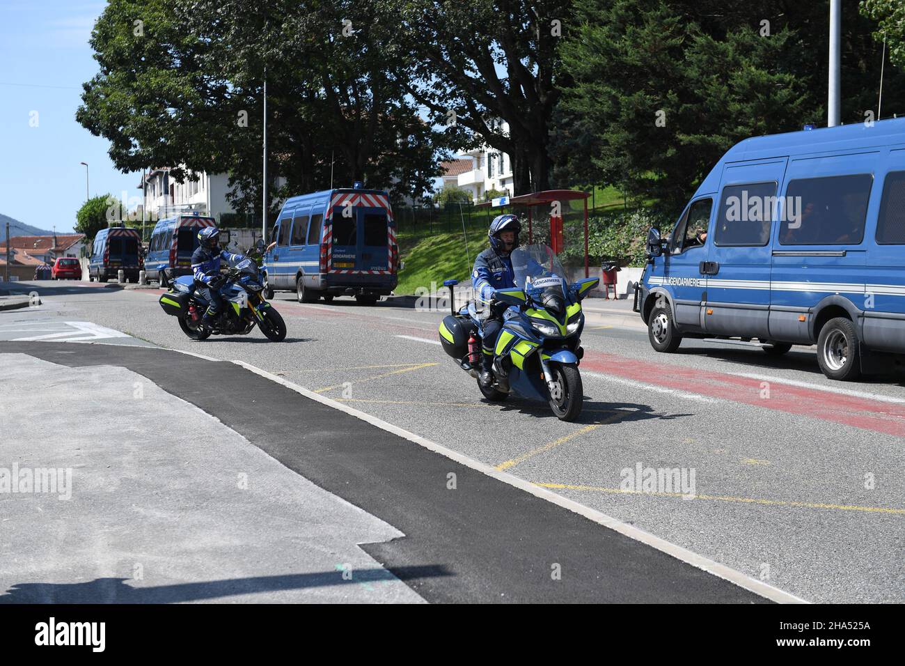 Motos et camionnettes de police françaises pendant le sommet de G7 (Credit image: © Julen Pascual Gonzalez) Banque D'Images