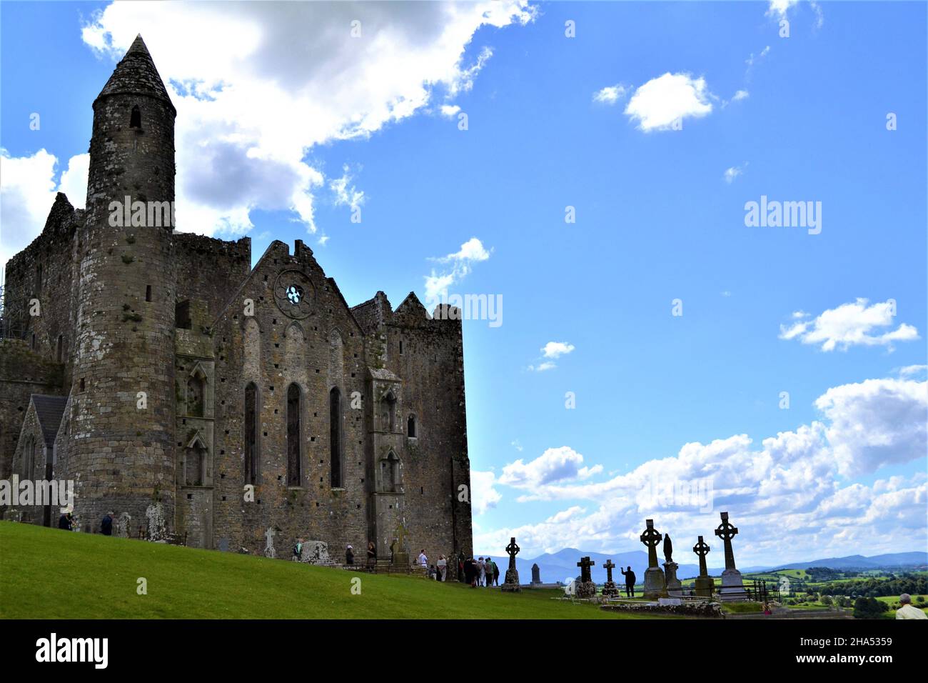 Rock de Cashel - la chapelle du roi Cormac Mac Carthaighin et tour ronde vu en été (Comté de Tipperary, Irlande) Banque D'Images