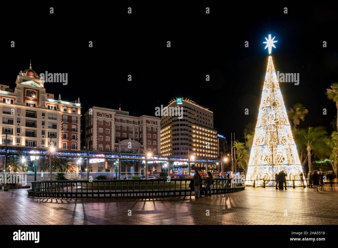 Éclairage de Noël.Arbre de Noël géant situé sur la Plaza de la Marina.Málaga, Andalucía, Espagne, Europe Banque D'Images